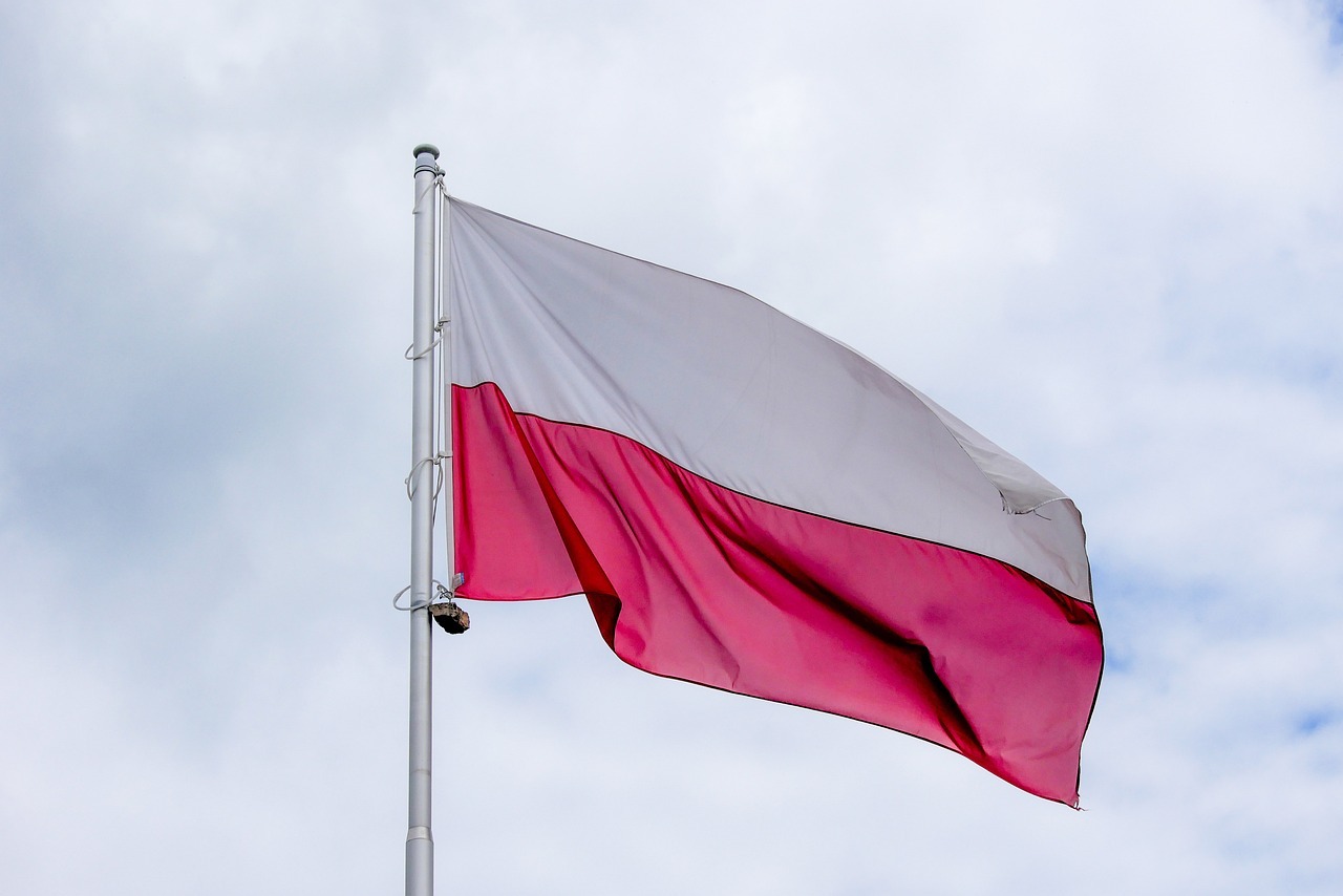 Foto: Bandeira da Polônia / Domínio Público Pixabay