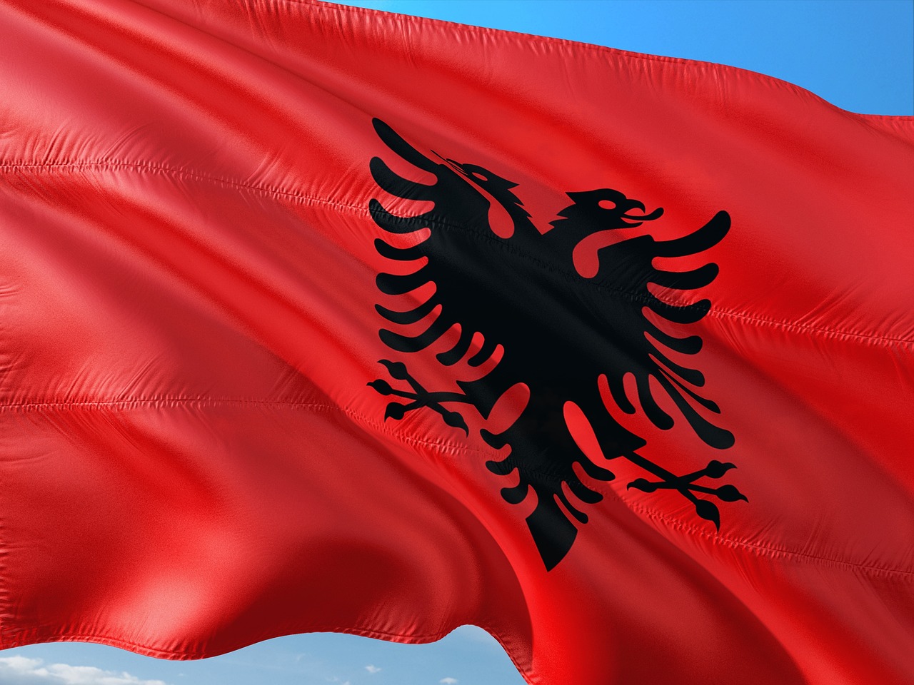 Foto: Bandeira da Albânia / Domínio Público / Pixabay